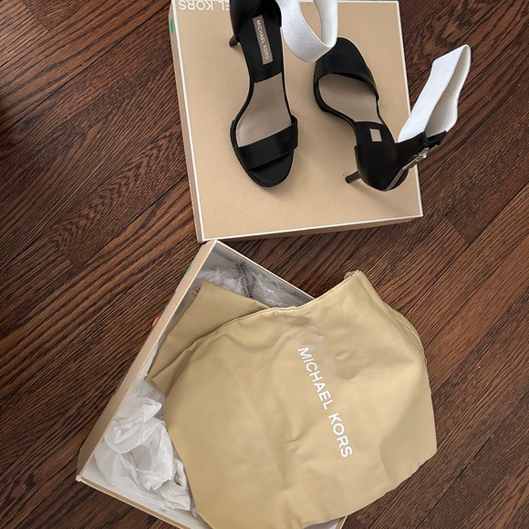 Michael Kors shoes, size 37, brand new with box & shoe bag - Picture 5 of 8